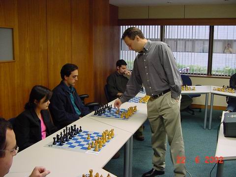 Estudantes participam de simultânea com grande mestre do xadrez Rafael  Leitão 